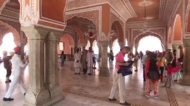 Jaipur, Hindistan - 4 Kasım 2019: Şehir Sarayı turist grubu salonda ayakta duruyor ve konuşuyor 
