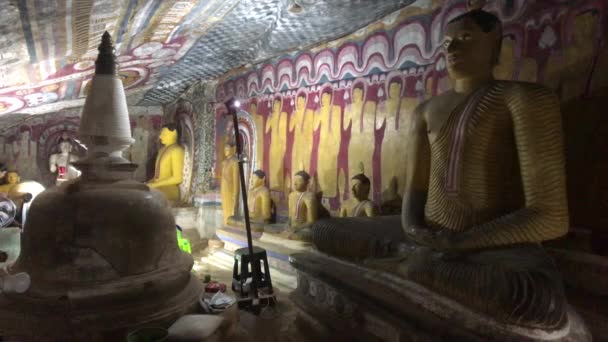 Dambulla, Sri Lanka, 25 de noviembre de 2019, Templo de la cueva de Dambulla, Estatua de Buda Parte 12 — Vídeo de stock