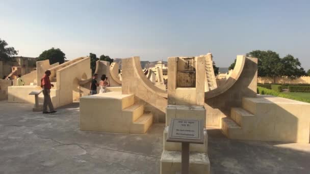 Jaipur, India - November 04, 2019: Jantar Mantar tourists walk around the territory of historical structures part 9 — 비디오