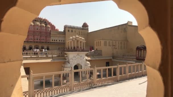 Jaipur, indien - Blick auf das historische Bauwerk durch den Bogen — Stockvideo