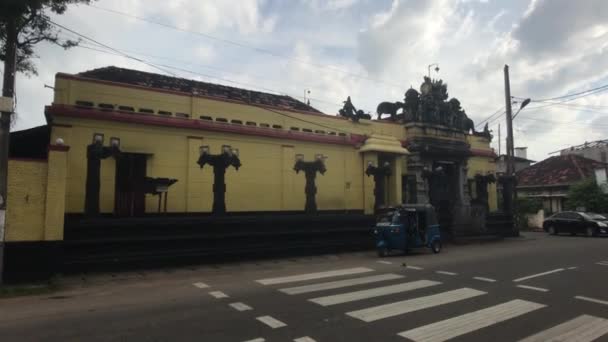 Фатомбо, Шри-Ланка, перекресток на пустой улице — стоковое видео
