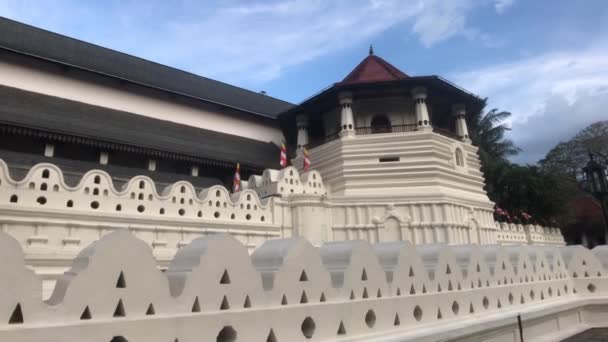 Kandy, Σρι Λάνκα, 25 Νοεμβρίου 2019, Σρι Dalada Maligawa κατά μήκος του τοίχου και των κτιρίων στο ναό — Αρχείο Βίντεο