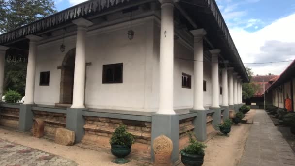 Kandy, Sri Lanka, en hörnstruktur på tempelområdet — Stockvideo
