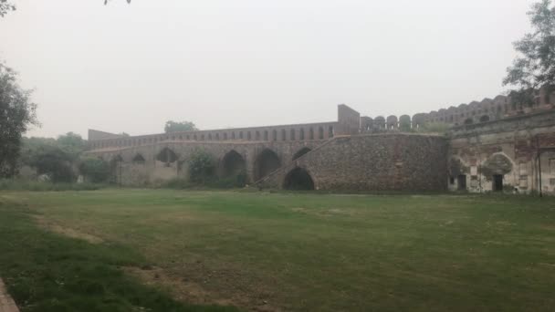 Nueva Delhi, India, 11 de noviembre de 2019, césped frente a un viejo muro — Vídeos de Stock