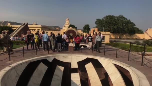 Jaipur, India - 04 de noviembre de 2019: Los turistas de Jantar Mantar caminan por el territorio de las estructuras históricas parte 14 — Vídeos de Stock