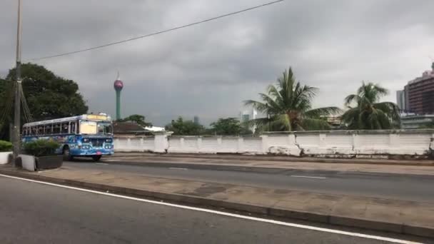 Colombo, Sri Lanka, tráfego de ônibus na rua — Vídeo de Stock