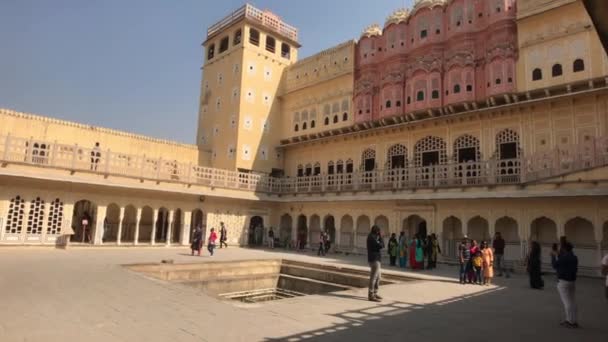 Jaipur, Indie - 4. listopadu 2019: Návštěvníci Hawa Mahal si prohlédnou kašnu — Stock video