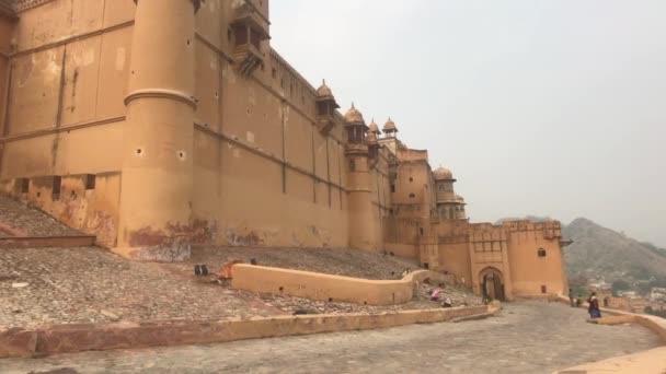 Jaipur, India, 05 november 2019, Amer Fort Grand Fortress muren en toeristen lopen hieronder — Stockvideo