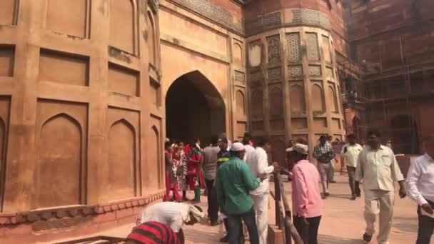 Agra, India, 10 novembre 2019, Agra Fort, un flusso di turisti si trasferisce nel territorio del forte — Video Stock