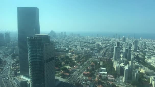 Tel Aviv, Izrael - Kilátás a városra a felhőkarcoló 4. részének magasságából — Stock videók
