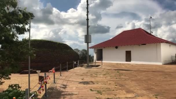 Mihintale, Σρι Λάνκα, υπερυψωμένο κτίριο με κόκκινη οροφή — Αρχείο Βίντεο