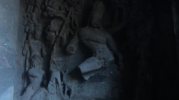 Mumbai, India - walls with figures inside caves part 5 — Stock Video