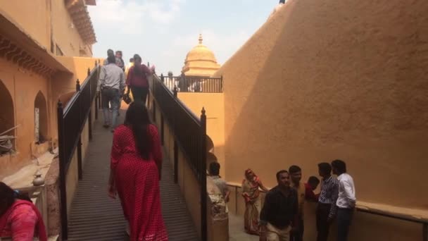 Jaipur, Indie, 05 listopada 2019, Amer Fort, turyści sprawdzają stare budynki wokół nich część 10 — Wideo stockowe