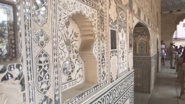 Jaipur, Ινδία, 05 Νοεμβρίου 2019, Amer Fort tourists view the walls with patterns — Αρχείο Βίντεο