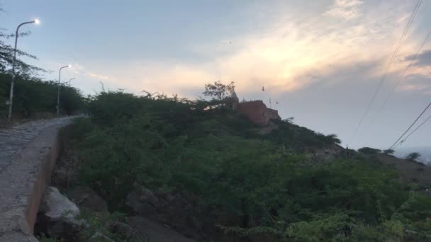Jaipur, India - Galta Ji, uitzicht op de bergen tijdens zonsondergang deel 7 — Stockvideo