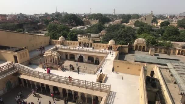 Jaipur, India - 04 november 2019: Hawa Mahal toeristen zien de bezienswaardigheden van het oude paleis deel 4 — Stockvideo