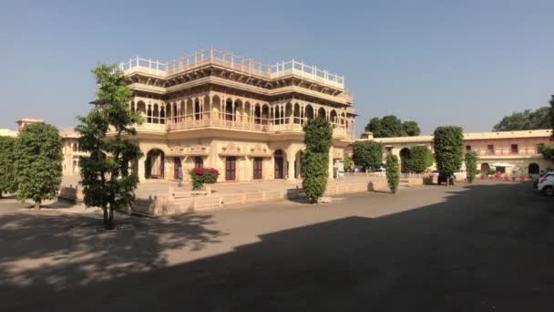 Jaipur, Índia - 04 de novembro de 2019: Palácio da Cidade e turistas passam pelo prédio central — Vídeo de Stock