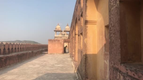 Jaipur, India, November 05, 2019, Amer Fort the upper balcony of the old fort with tourists — 图库视频影像