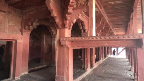 Fatehpur Sikri, India - November 15, 2019: Abanabandoned city tourists inspect the remains of antiquity part 5 — 图库视频影像