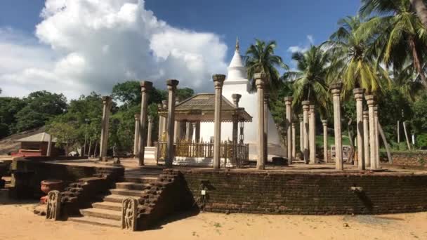 Mihintale, Sri Lanka, 2019. november 24., Mihintale Temple Complex, új kilátás a komplexumra az oszlopokon keresztül — Stock videók
