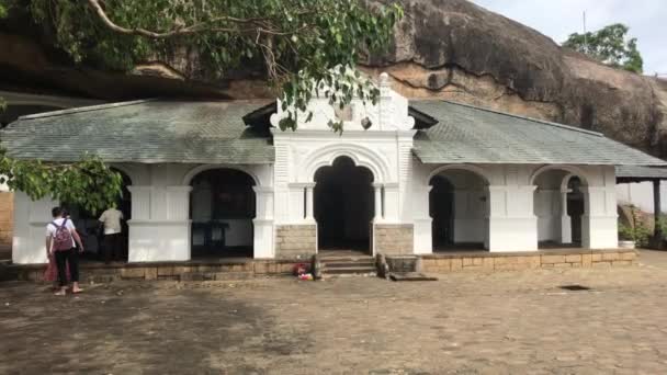 Dambulla, Srí Lanka, 25. listopadu 2019, turisté v blízkosti Jeskynního chrámu část 1 — Stock video