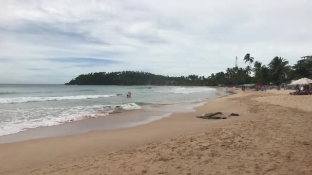 Mirissa, Sri Lanka, een baai met een strandtoerist en uitzicht op zee — Stockvideo