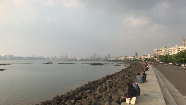 Мумбаї (Індія) - 10 листопада 2019 року: туристи на водах морської піхоти ходять вздовж насипу. — стокове відео