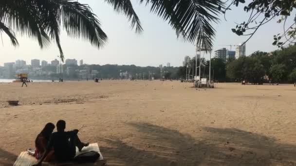 Mumbai, India - 10 novembre 2019: I turisti di Marine Drive camminano sulla spiaggia parte 3 — Video Stock