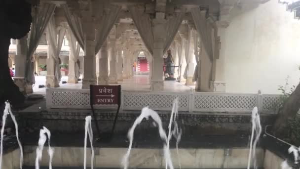 Udaipur, India - fountain inside the yard — 비디오