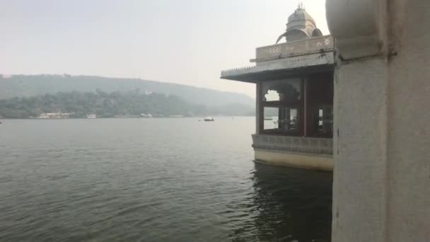 Udaipur, India - View of the lake from the waterfront island part 10 — 비디오