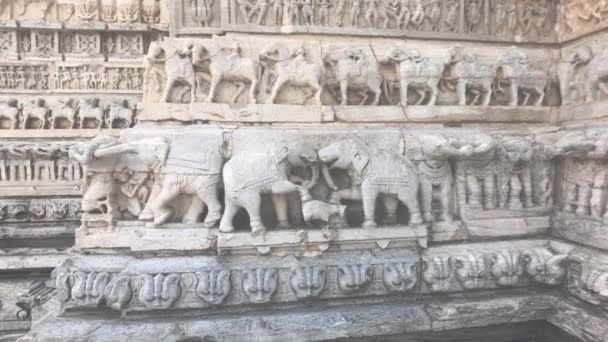 Udaipur, India - hermosos patrones de piedra en las paredes de un antiguo templo parte 4 — Vídeo de stock