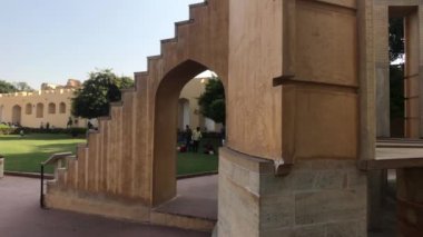 Jaipur, Hindistan - 4 Kasım 2019: Jantar Mantar turistleri tarihi yapıların gölgesinde güneşten saklanıyorlar