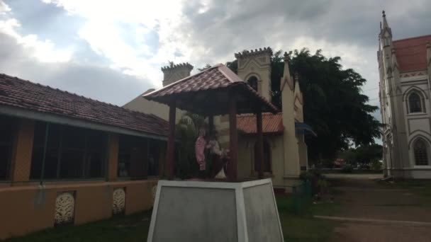 Negombo, Sri Lanka, 23 de novembro de 2019, Igreja de São Sebastião, anexo vista lateral do edifício — Vídeo de Stock