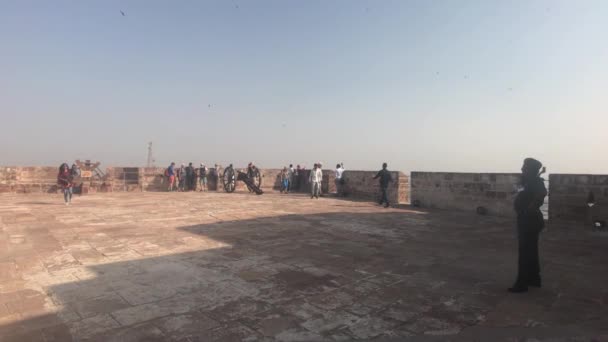 Jodhpur, India - November 06, 2019: Mehrangarh Fort tourists walk on the top observation deck — ストック動画