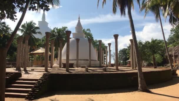 Mihintale, Sri Lanka, 24 november 2019, Mihintale Tempel Complex, zicht op het complex door de pijlers — Stockvideo