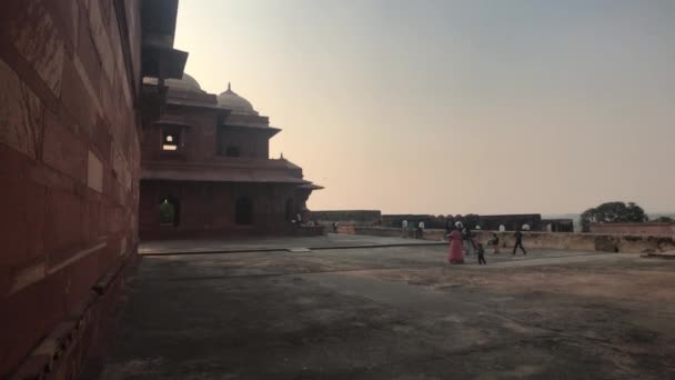 Fatehpur Sikri，印度- 2019年11月15日：被遗弃的城市游客漫步街头 — 图库视频影像