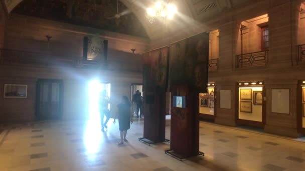 Jodhpur, India - November 06, 2019: Umaid Bhawan Palace tourists walk through the halls part 3 — Stock Video