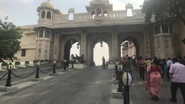 Udaipur, India - 13 novembre 2019: I turisti del City Palace vanno sulla strada parte 3 — Video Stock