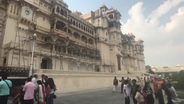 Udaipur, Índia - 13 de novembro de 2019: City Palace turistas vão na estrada parte 5 — Vídeo de Stock