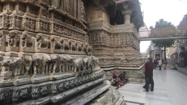 Udaipur, Indien - 13 november 2019: Jagdish Temple turister deltar i tjänsten del 16 — Stockvideo