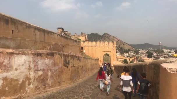 Jaipur, India, 05 novembre 2019, Amer Fort, un gruppo di turisti scende dopo aver ispezionato la fortezza — Video Stock