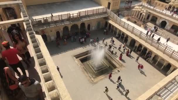 Jaipur, India - 04 november 2019: Hawa Mahal toeristen lopen op het balkon van het paleis deel 4 — Stockvideo