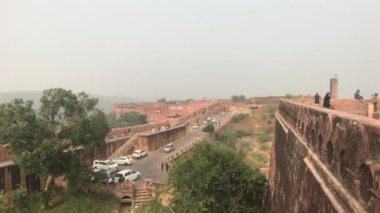Jaipur, Hindistan - 3 Kasım 2019: Jaigarh Fort turistleri kale duvarının 2.