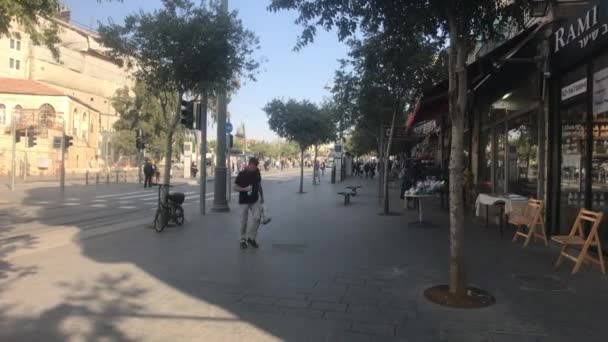 Єрусалим (Ізраїль) 20 жовтня 2019 р.: туристи ходять вулицями сучасної частини міста 18 — стокове відео