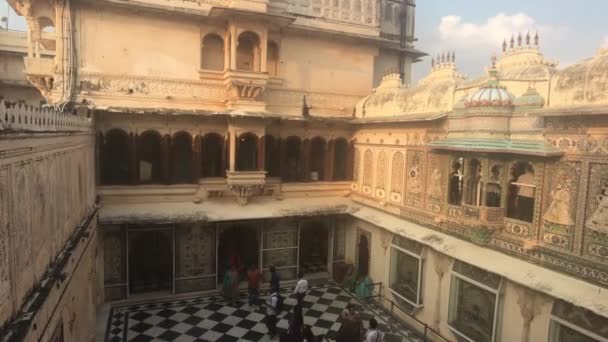 Udaipur, Indie - 13. listopadu 2019: Turisté z Městského paláce se stěhují mezi místnostmi v paláci, část 2 — Stock video