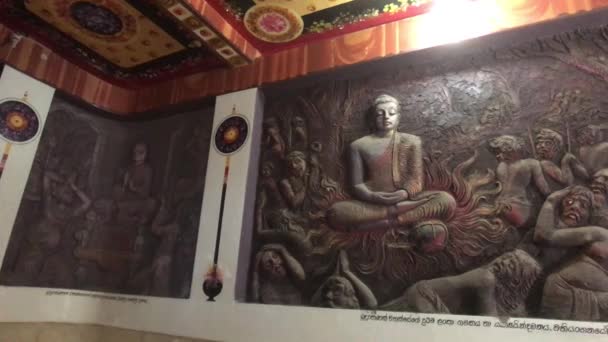 Kandy, Sri Lanka, November 20, 2019, Bahiravokanda Vihara Buddha Statue room with stone paintings — Stock Video