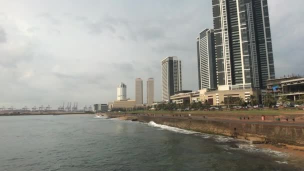 Colombo, Sri Lanka, 22 listopada 2019, Galle Face Zielone fale rozbijają się na lądzie — Wideo stockowe