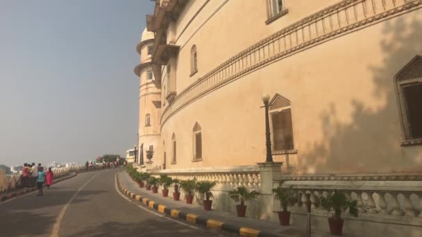 Udaipur, Indie - 13 listopada 2019: Turyści z City Palace udadzą się do wejścia do pałacu — Wideo stockowe