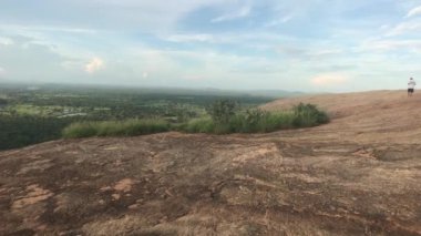 Sigiriya, Sri Lanka, 25 Kasım 2019, uzaklardan bir turist geçiyor.