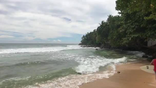 Mirissa, Sri Lanka, playa y mar surf en la bahía — Vídeo de stock